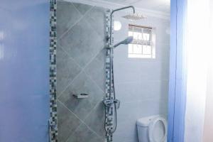 Ένα μπάνιο στο Cozy Studio at Elgon Hill Homes