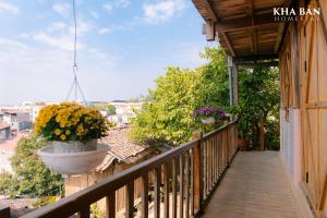 a balcony of a house with flowers on it at Kha Bản Homestay in Cao Bằng