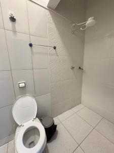 une salle de bain avec toilettes et douche dans l'établissement Casa Recanto da Paz Premium 2025, à Gurupi