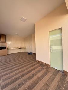 Cette chambre vide dispose d'une cuisine et de parquet. dans l'établissement Casa Recanto da Paz Premium 2025, à Gurupi