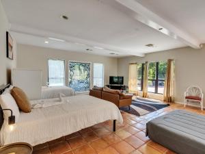 Un dormitorio con dos camas y una sala de estar. en Pool, Spa&Lake 16 beds 8 bathrooms 50 car parking VENUE Magnolia Texas, en Magnolia