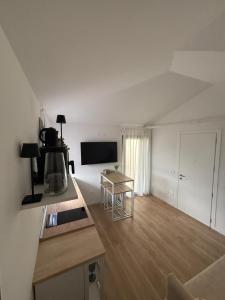 una sala de estar vacía con cocina y mesa en Attico zona mare, en Cattolica