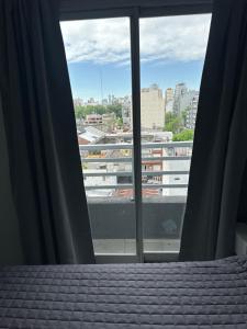 Schlafzimmer mit einem Fenster mit Blick auf ein Gebäude in der Unterkunft MOVISTAR ARENA PREMIUM THAMES 56 7 piso 713 Cocheras y Seguridad in Buenos Aires + 37 Fotos