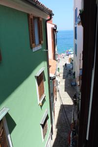 uma vista para uma rua com edifícios e o oceano em Terra Apartments em Piran