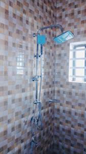 Ένα μπάνιο στο Cozy II Studio with AC and kitchen