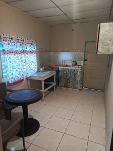 a kitchen with a table and a counter in a room at Valesqui in Chiriquí