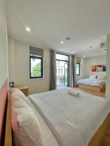 a bedroom with a large bed and a large window at Kinh Đô 5 - 20 - 21 in Ðình Loan
