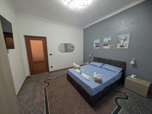 une chambre avec un lit avec des chaussures dessus dans l'établissement La Casa Al Mare, à Vado Ligure
