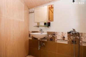 a bathroom with a sink and a mirror at Kha Bản Homestay in Cao Bằng