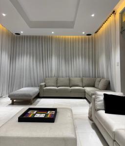 una sala de estar con un sofá y una mesa en Skyfall 4bedroom villa, en Saint Mary
