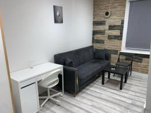 ein Wohnzimmer mit Sofa und Schreibtisch in der Unterkunft W5 Studio in Ealing