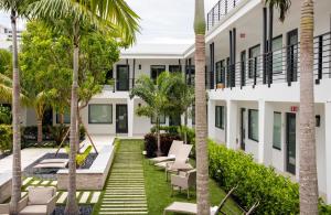 uma vista para o pátio de um edifício com palmeiras em Elita Hotel em Fort Lauderdale