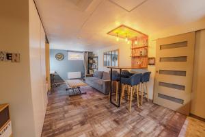 a living room with a couch and a table at Idéal pour la famille proche du Futuroscope in Jaunay-Marigny +8 photos