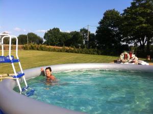 uma jovem está nadando em uma piscina em Kapitańskie Gniazdo em Czaplinek