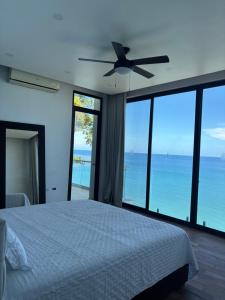 Un dormitorio con una cama y un ventilador de techo. en Skyfall 4bedroom villa, en Saint Mary 44 fotos más