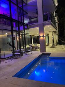 una villa con piscina por la noche en Skyfall 4bedroom villa, en Saint Mary