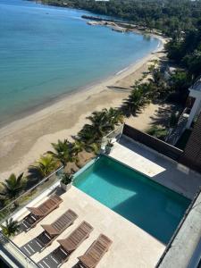 una vista aérea de una playa con sillas y una piscina en Skyfall 4bedroom villa, en Saint Mary