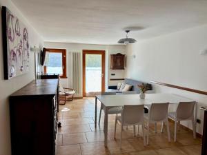 eine Küche und ein Wohnzimmer mit Tisch und Stühlen in der Unterkunft Ca' Masegra in Sondrio