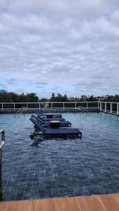 ポルト・デ・ガリーニャスにあるHarbor Living Apt 208の水中に青いマットが敷かれたプール