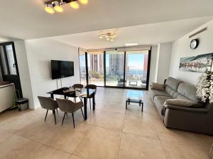 Μια τηλεόραση ή/και κέντρο ψυχαγωγίας στο SAKURA LUXURY Poniente Beach