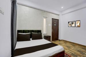 a bedroom with a large bed in a room at HOTEL O GOLDEN MAJESTIC in Prayagraj