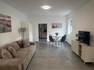 ein Wohnzimmer mit Sofa und Tisch in der Unterkunft Appartement de luxe in Löhne