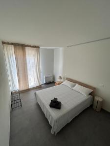 Bagnolo San VitoにあるB&B Bozzini's Nestのベッドルーム1室(ブラックボックス付きのベッド1台付)