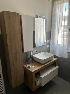 Bagnolo San VitoにあるB&B Bozzini's Nestの洗面台と鏡のあるバスルーム +46枚の写真