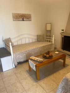 レオニディオにあるMadou houseのベッドとコーヒーテーブルのある寝室