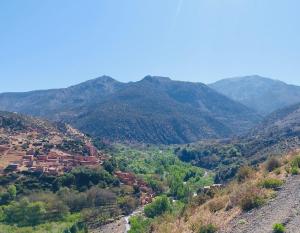 Una vista de un valle con montañas al fondo. en Gîte Imsker Elbour, en Asni