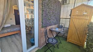 Un patio sau altă zonă în aer liber la Green Studio +17 fotografii