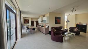 Dapur atau dapur kecil di Lunzjata Mansions Penthouse