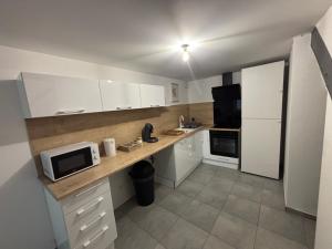 Kuchyň nebo kuchyňský kout v ubytování Maison cosy et chaleureuse