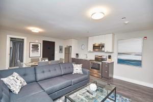 un soggiorno con un divano blu e una cucina di Clifton Boutique a Niagara Falls Altre 12 foto