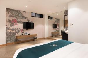TV a/nebo společenská místnost v ubytování Hanoi Bliss Apartment Nam Ngu