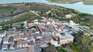 una vista aérea de una localidad junto al río en fuga romantica, en Benisuera