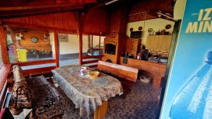 a dining room with a table and a kitchen at Casa Faurului in Valea Faurului