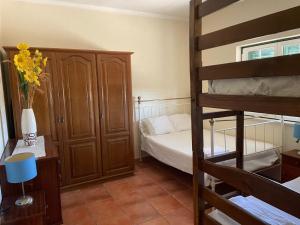 a bedroom with a bunk bed and a bunk bed at Casa de campo em Riachos in Riachos