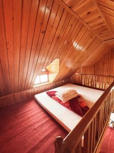 a bed in a wooden room in a sauna at KOLAKHAM SILVERPINE RETREAT HOMESTAY Pure Veg KOLAKHAM,LAVA in Lava