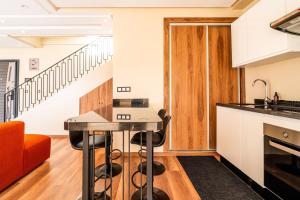 a kitchen and living room with a table and chairs at Résidence Dunkerque - Duplex in Casablanca