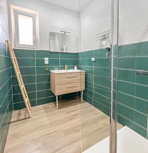 Et badeværelse på Garage Privé Clim Jardin & Barbecue Narbonne