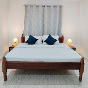 Ένα ή περισσότερα κρεβάτια σε δωμάτιο στο Arya's Homestay