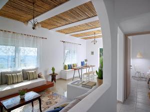 sala de estar con sofá y mesa en Beachfront Villas on Crete - Pelagaios en Ferma