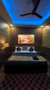 Bahādurgarhにあるhotel Metroview room&celebrationの青い天井のベッドルーム1室 +22枚の写真