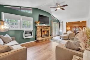 een woonkamer met open haard en tv bij Tranquil Trails Cottage Fire Pit Cozy 3BDR in Gouldsboro
