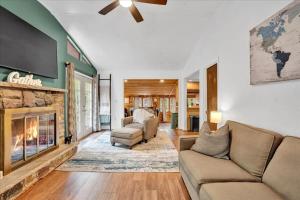 een woonkamer met een bank en een open haard bij Tranquil Trails Cottage Fire Pit Cozy 3BDR in Gouldsboro