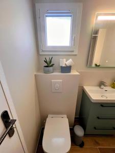 Marseille chateau gombert duplex studio au pied des collines في مارسيليا: حمام مع مرحاض ومغسلة ونافذة +37 صورة