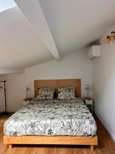 Marseille chateau gombert duplex studio au pied des collines في مارسيليا: غرفة نوم بسرير كبير مع لوح رأس خشبي