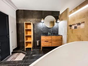 a bathroom with a sink and a mirror at Élégant T3 à deux pas du centre ancien in Arles +24 photos