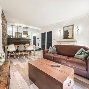a living room with a couch and a table at Élégant T3 à deux pas du centre ancien in Arles